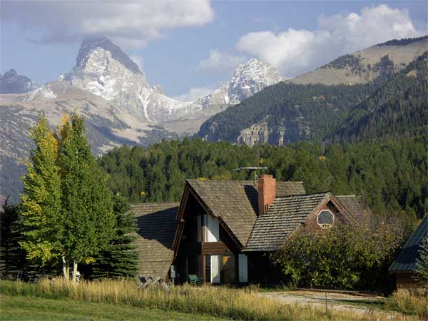 Scenic cabin in mountains